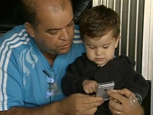 Aos 2 anos, Nicolas já sabe tirar fotos, jogar e assistir no celular (Foto: Reprodução/ TV TEM)