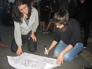 cartaz escrito na rua em protesto (Foto: Tahiane Stochero/G1) cartaz escrito na rua em protesto (Foto: Tahiane Stochero/G1)