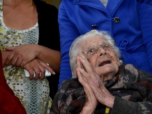 Aos 106 anos, Elvira Mármora recebeu mais uma vez a procissão de Pentecostes na sua casa, em Mogi (Foto: Maiara Barbosa/ G1)