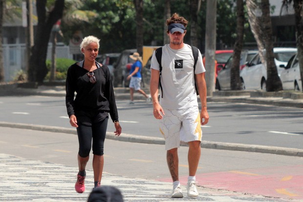 Felipe Dylon e Aparecida Petrowky passeiam no leblon no Rio de Janeiro (Foto: AgNews )