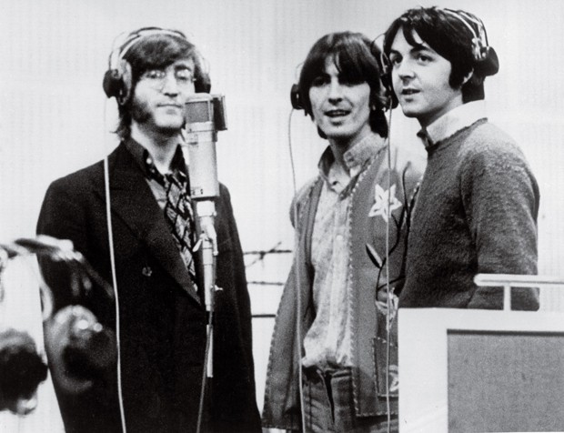 ESTÍMULO John Lennon, George Harrison e Paul McCartney em 1968. A precariedade dos estúdios de Abbey Road serviu como estímulo à criação de obras- primas dos Beatles (Foto: Keystone Features/Getty Images)