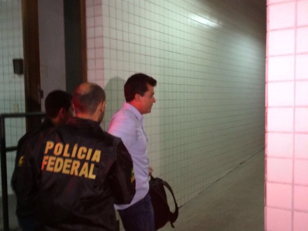 Fernando Cavendish chegou antes das 6h ao presídio Ary Franco, em Água Santa (Foto: Pedro Figueiredo)