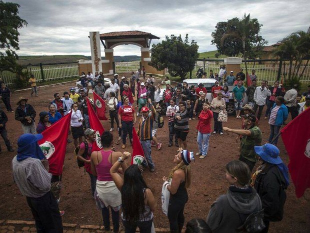 Protesto em do MST em frente a Agropecuária Santa Mônica, de Eunício Oliveira, em Goiás (Foto: Divulgação/Mídia Ninja)