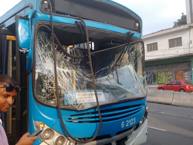 Vidro de ônibus foi quebrado em batida com outro coletivo na Avenida Washington Luís (Foto: Roney Domingos/G1)