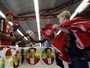 Militantes recolhem material da candidata Dilma Rousseff na reta final do primeiro turno. Ao contrário do que ocorria nas antigas campanhas do PT, a maior parte dos cabos eleitorais recebeu dinheiro pelo trabalho 