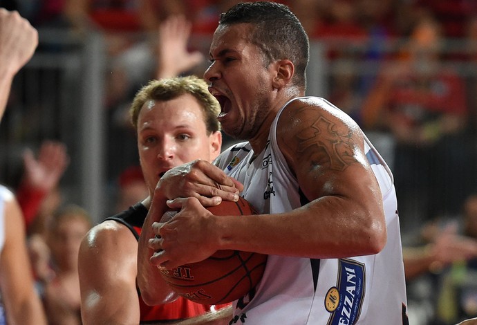 Bola presa entre Hettsheimeir e Rafa Luz, no duelo entre Bauru e Flamengo no NBB (Foto: André Durão)