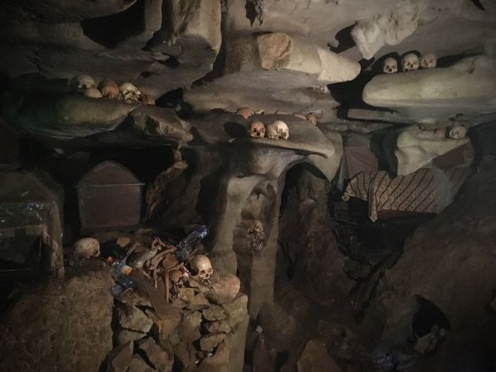 Nas várias cavernas da montanhosa região, são encontrados todos os tipos de ossos e esqueletos  (Foto: BBC)