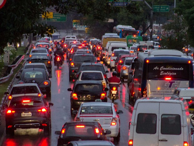 Trânsito na avenida Washington Luís, próximo ao aeroporto de Congonhas, na zona sul de São Paulo (Foto: Renato Mendes/Brazil Photo Press/Folhapress)