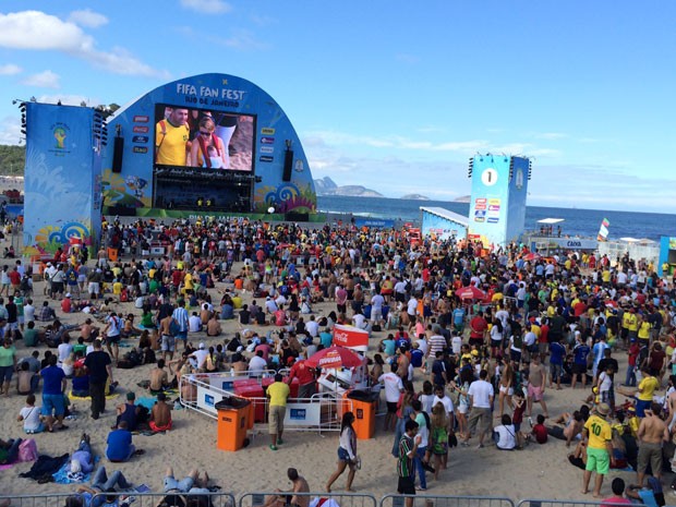 Em dia de céu claro, público se diverte no Fifa Fan Fest, na praia de Copacabana (Foto: Marcerlo Elizardo / G1)