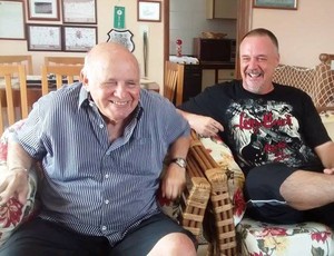 Pepe, ao lado do filho Alexandre Macia, o Pepinho, comemora 80 anos (Foto: Cássio Lyra)