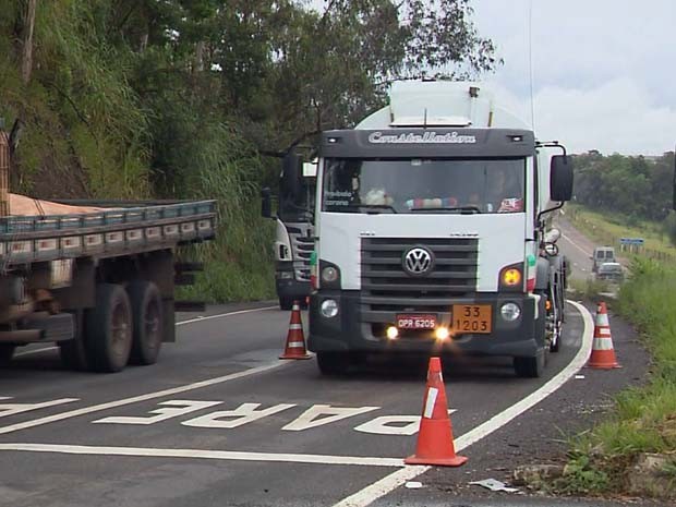 Dnit coloca nova sinalização e confunde motoristas em trevo da BR-491, em Varginha (Foto: Reprodução EPTV)