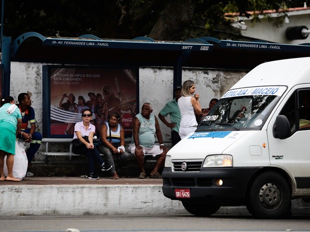 Transportes complementares faziam o transporte de passageiros que aguardavam nos pontos de ônibus (Foto: Jonathan Lins/G1)