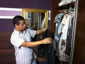 Wilsirley Silva mostra o guarda roupa e afirma que a mulher era vaidosa (Foto: Diego Souza)