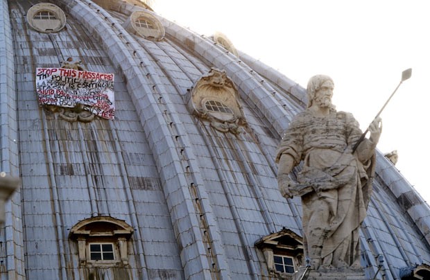 Empresário sobe na cúpula da Basílica de São Pedro, no Vaticano, nesta segunda-feira (20) (Foto: AFP)