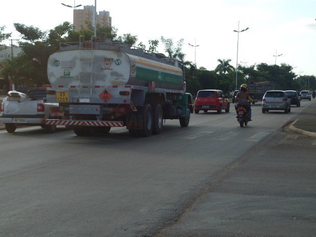 Caminhões disputam espaço com carros pequenos na cidade. (Foto: Taísa Arruda/G1 RO)