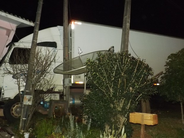 Carreta bateu na lateral de uma casa em Xaxim (Foto: PM/Divulgação)