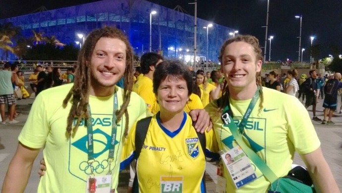 Bolha com o ala Chiuffa (E) e o armador direito Osvaldo, da seleção brasileira de handebol (Foto: Maria Rosaídes/Arquivo Pessoal)