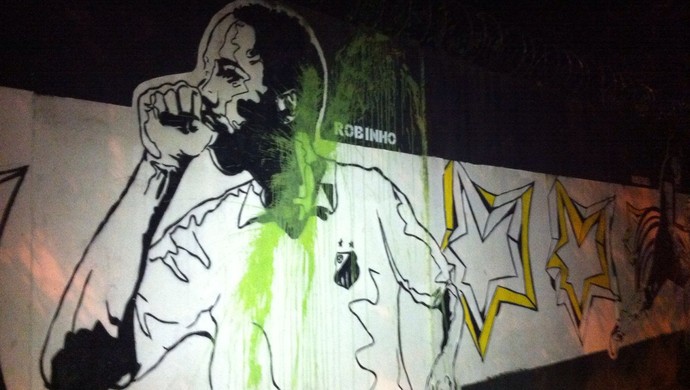 Imagem de Robinho no muro do CT Rei Pelé, em Santos, é vandalizada (Foto: Renan Fiuza / TV Tribuna)