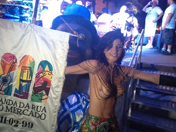 Mulher faz topless em bloco no Rio (Foto: Marcelo Elizardo / G1)