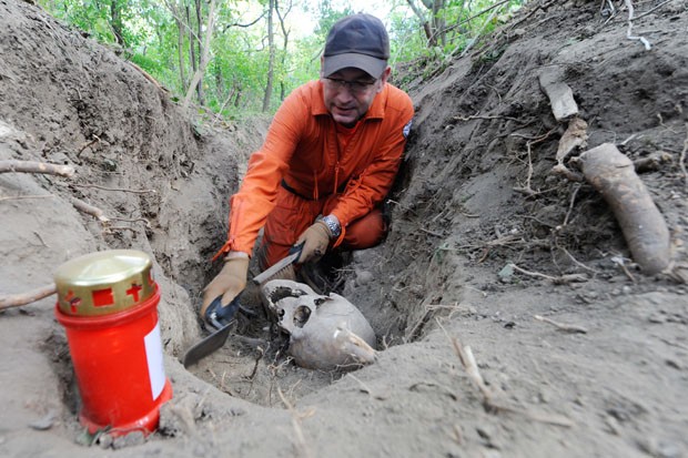 Homem encontra crânio em escavção no Leste da Alemanha (Foto: MAURIZIO GAMBARINI/AFP)