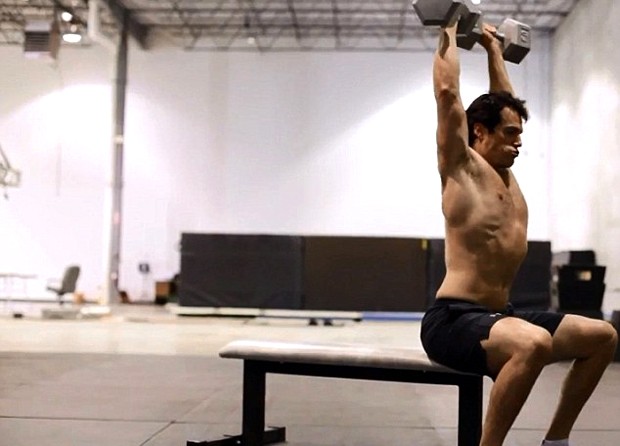 Henry Cavill em treinamento na Gym Jones (Foto: Reprodução)