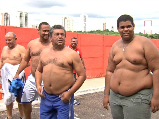 Participantes da Corrida dos Búfalos, em Cuiabá, devem pesar acima de 100 kg. (Foto: Reprodução / TVCA)