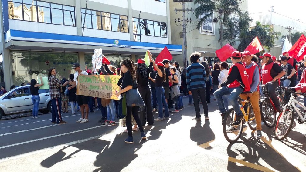 Em Ourinhos, os manifestantes se reuniram na Praça Melo Peixoto e percorrem o centro da cidade (Foto: Romeu Neto/ TV TEM )