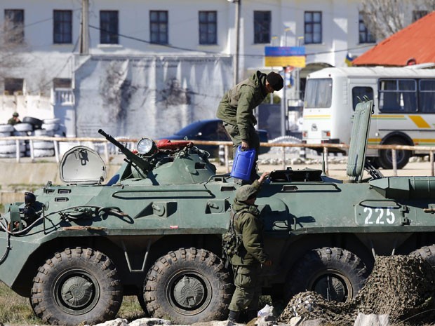 Tanque russo em frente a base militar ucraniana na Criméia (Foto: Shamil Zhumatov/Reuters)