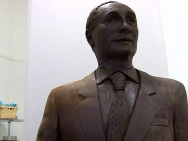 Putin foi homenageado com estátua de chocolate em tamanho real na Rússia (Foto: Reuters)