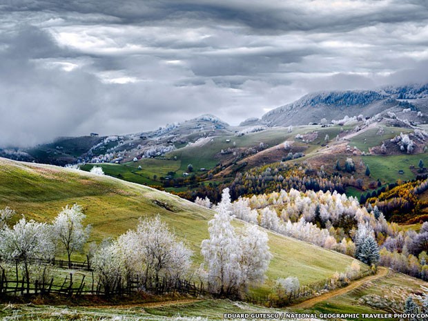 Outro vencedor por mérito foi Eduard Gutescu pela sua foto de geada no vilarejo de Pestera, chamada "Romania, Land of Fairy Tales". (Foto:  Eduard Gutescu/National Geographic Traveler Photo Contest)