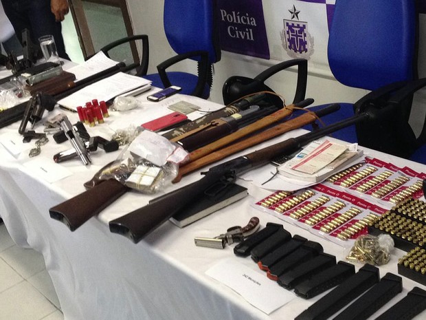 Armas foram apreendidas com ciganos em Simões Filho, na Bahia (Foto: Alan Oliveira/ G1) Armas foram apreendidas com ciganos em Simões Filho, na Bahia (Foto: Alan Oliveira/ G1)