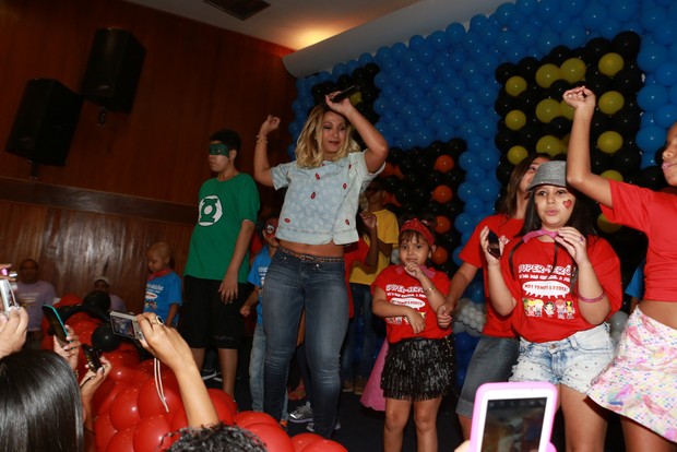  Valesca Popozuda e cantor Buchecha vão a Festa dos Dia das Crianças no INCA (Foto: Dilson Silva/AgNews)