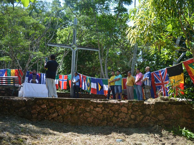 Celebração da missa marcou visita aos finados no Cemitério da Candelária, em Porto Velho (Foto: Toni Francis/G1)