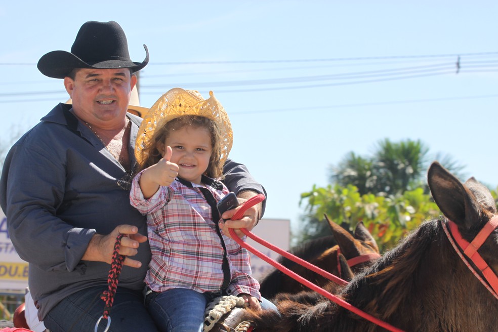 Cavaleiros, amazonas e crianças participaram da cavalgada (Foto: Pâmela Fernandes/G1)