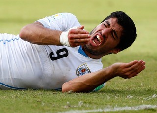 Suarez italia x uruguai (Foto: Reuters)