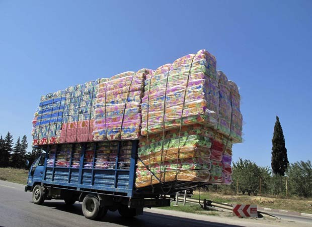 Em 31 de agosto de 2010, um caminhão foi flagrado transportando uma carga maior do que o próprio veículo em uma auto-estrada próximo a Argel, na Argélia. (Foto: Zohra Bensemra/Reuters)