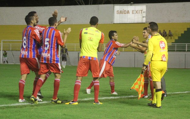 Jogadores do Plácido de Castro comemoram gol contra Juventus (Foto: João Paulo Maia)