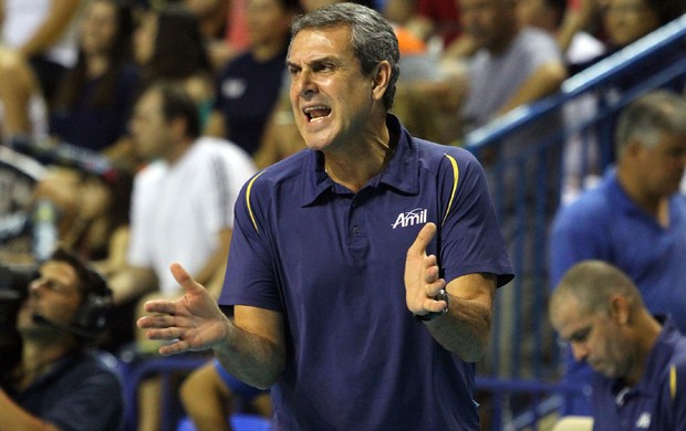 Zé Roberto orienta Campinas nas quartas de final contra Pinheiros (Foto: Felipe Christ / Amil)