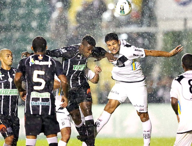 Sandro na partida do Figueirense contra a Ponte Preta (Foto: Cristiano Andujar / Futura Press)