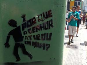 Stencil lembra frase de Douglas, morto pela PM no Jaçanã (Foto: Lais Cattassini/G1)