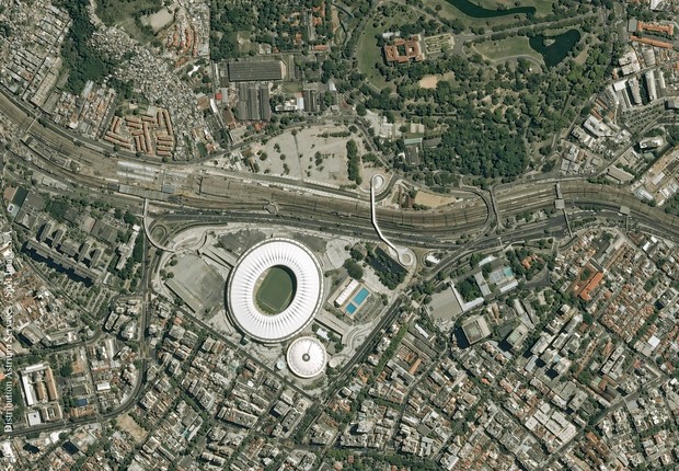 O Maracanã, templo do futebol mundial, parece pequeno visto do espaço. Mas, no dia 13 de julho, mais de 70 mil pessoas estarão presentes para assisitir à final da Copa do Mundo (Foto: Divulgação/Airbus Defence & Space)