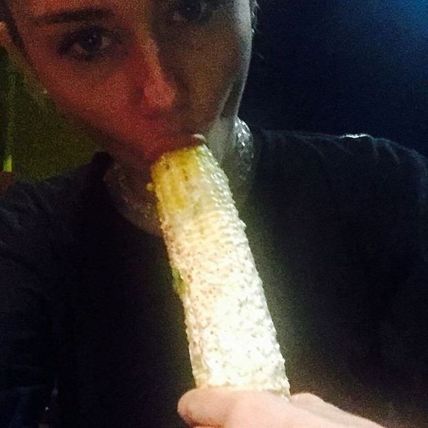 Miley Cyrus come milho (Foto: Instagram/ Reprodução)