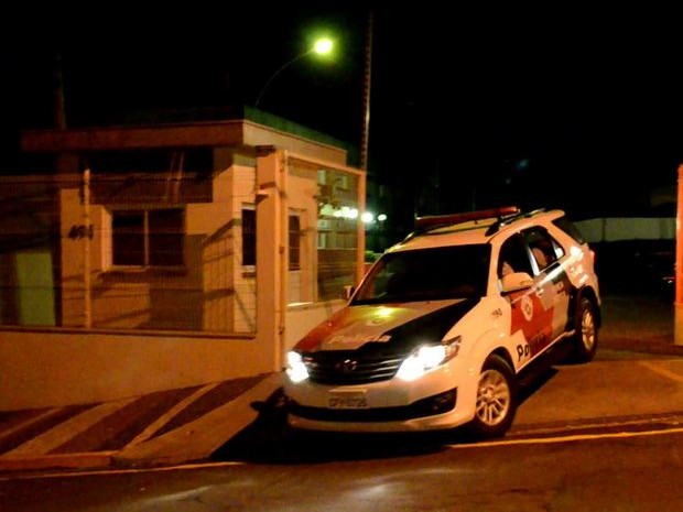 Carro da Polícia Militar deixa MP em Piracicaba levando suspeito preso (Foto: Thomaz Fernandes/G1)