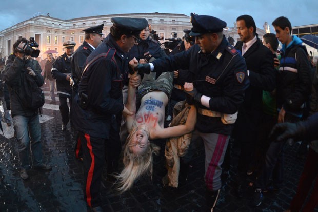 Ativista do Femen é presa por policiais italianos próximo da Praça São Pedro (Foto: Gabriel Bouys/AFP)