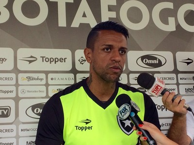 Sidão concede entrevista coletiva em General Severiano (Foto: Twitter oficial do Botafogo)