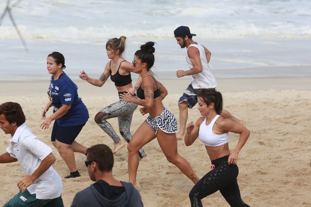 Aline Riscado faz treino funcional na praia (Foto: Dilson Silva/ Ag. News)