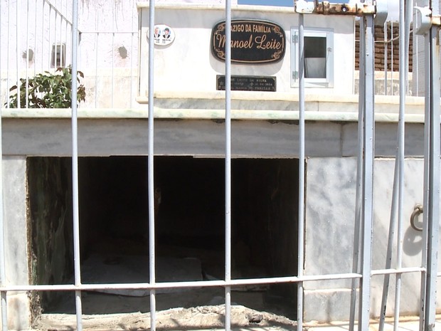 Túmulo do ex-prefeito de Tavares foi arrombado no fim de semana. (Foto: Reprodulção/TV Paraíba)
