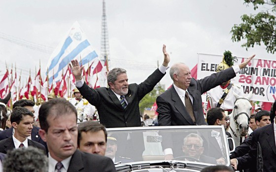 O presidente eleito Luiz Inácio Lula da Silva e o vice-presidente José Alencar desfilam em carro aberto na Esplanada dos Ministérios em 2003 (Foto: Agência Brasil)
