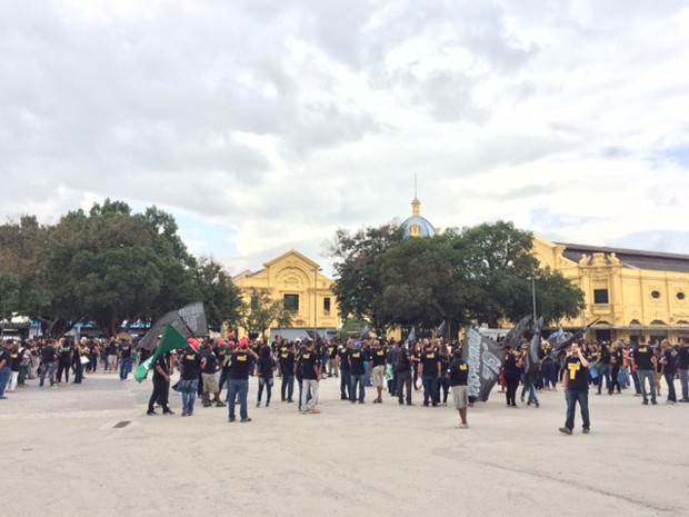 Ato em defesa do Comperj começou a ficar cheio por volta das 12h50 (Foto: Matheus Rodrigues/G1 Rio)