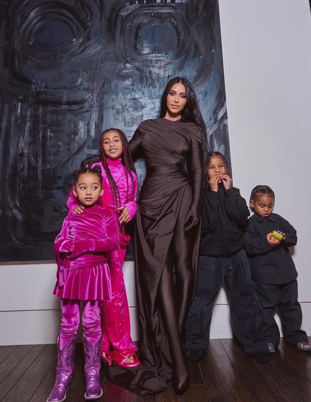 Kim Kardashian e os filhos North, Saint, Chicago e Psalm (Foto: Reprodução/Instagram)